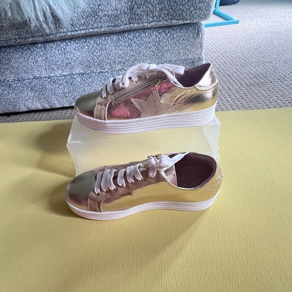 Sole Bliss Sneaker: Gold with Khaki Star. Easy Slip on and Zip up. Size 40. - Picture 6 of 8